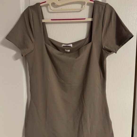TWO ITEM PACKAGE ARITZIA Contour tops - Picture 3 of 4